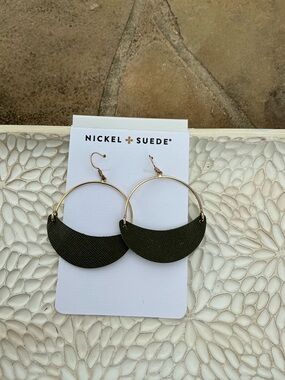Nickel & Suede Olive Green Asters Small Earrings